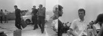 Na lewym zdjęciu z pustym kanistrem dziarsko maszeruje Marian Wangrat, pilot Włodzimierza Markowskiego. Na prawym zdjęciu rozmawiają Franciszek Aromiński i Krzysztof Komornicki